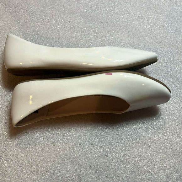 Cute girls white patent flats. New no box. Size 3. - Picture 4 of 9